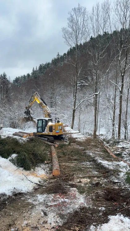 Débardeuse forestière sur une piste enneigée